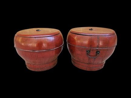 Deux boites couvertes en bois laqué rouge
(légers 