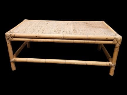Tavolino in rattan, con le gambe unite da traverse