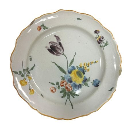 Marseille.
Assiette en faïence émaillée polychrome