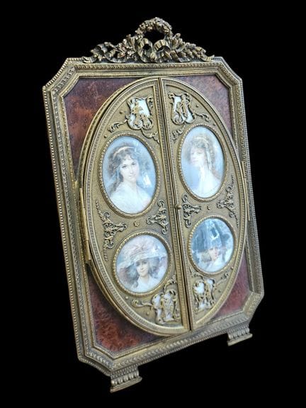 Petit miroir apposé à deux volets en laiton doré e