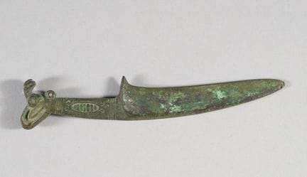 CHINE
Couteau en bronze, la lame légèrement courbe