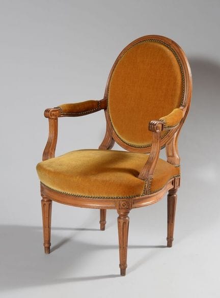 Armchair with a medallion-shaped backrest in molde