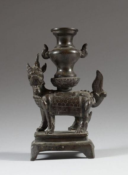 CHINE
Brûle-parfum en bronze, figurant un luduan d