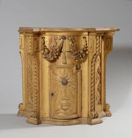 A curved tabernacle made of gilded wood and carved