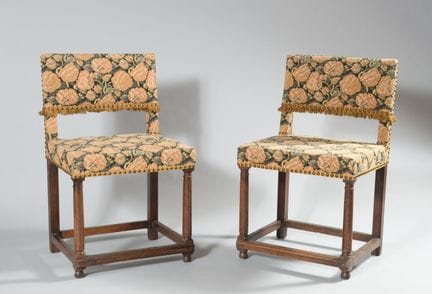 Pair of walnut chairs resting on column-shaped leg