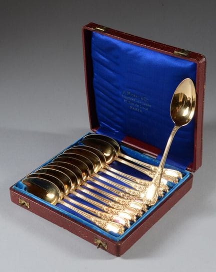 Douze cuillères en vermeil, modèle à filets, feuil