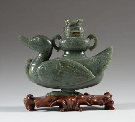 CHINE
Canard en jade céladon, la tête levée, le do