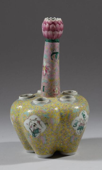 CHINE
Vase à fleurs en porcelaine famille rose, en