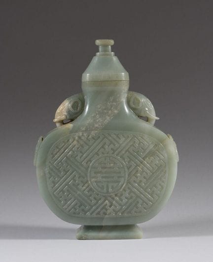 CHINE
Vase couvert Hu en jade céladon. La panse le
