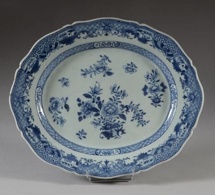 CHINE
Plat ovale à contours en porcelaine blanc bl