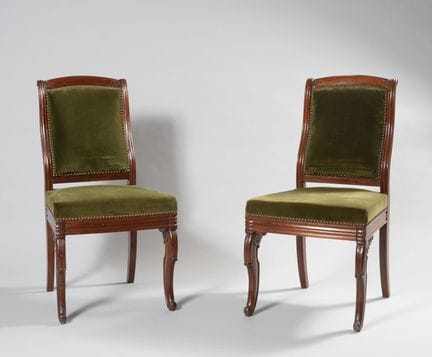 Pair of chairs made of mahogany and mahogany venee