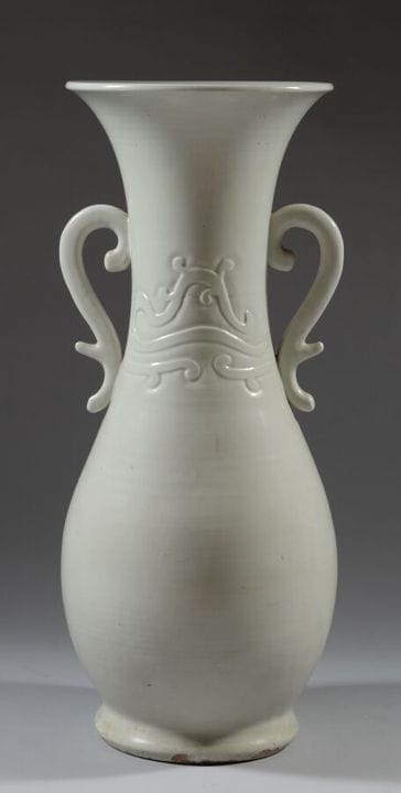 CHINE
Grand vase en porcelaine blanche, balustre, 