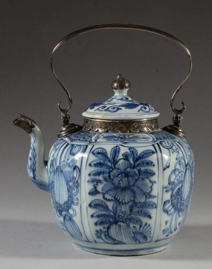 CHINE
Théière en porcelaine bleu blanc, à décor de