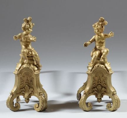 Par de morillos de bronce cincelado con una decora