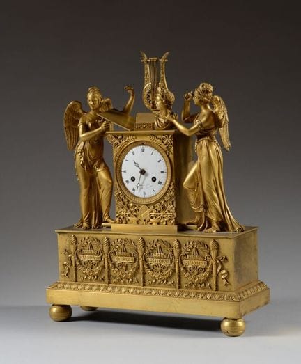 Gilded bronze clock with chiseled decoration featu