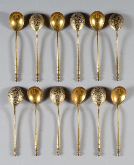 Douze petites cuillères en vermeil niellé à décor 