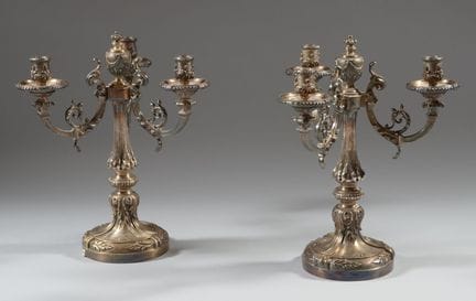 Par de candelabros de bronce plateado, con tres br