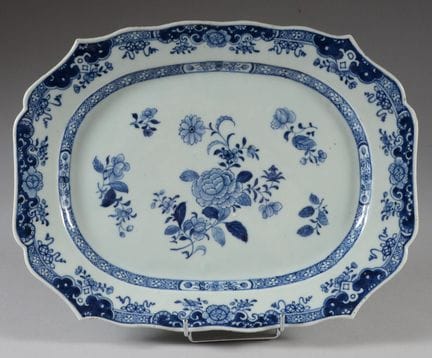 CHINE
Plat ovale à contours en porcelaine blanc bl