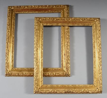 Paire de cadres en bois doré sculpté de feuillages