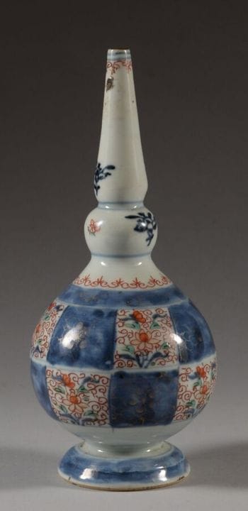 CHINE
Aspersoir sur piédouche en porcelaine polych