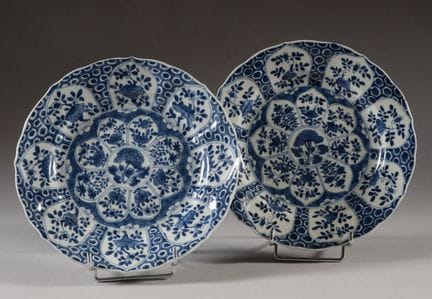 CHINE
Deux assiettes à contours en porcelaine blan