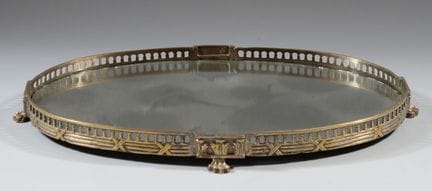 Mesa de bronce plateado con fondo de espejo, de fo