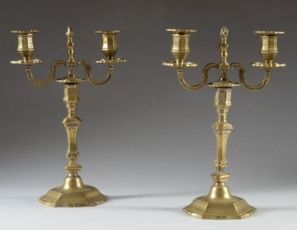 Par de candelabros de bronce que descansan sobre u