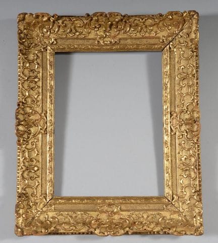 Cadre en bois doré sculpté de rinceaux et feuillag