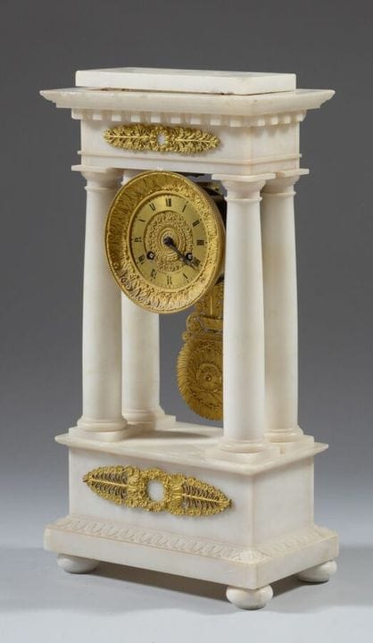 Alabaster pendulum clock with a gilded bronze dial