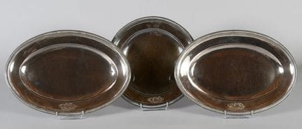 Trois plats en argent, comprenant deux plats ovale