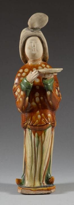 CHINE
Statuette de dame de cour en terre cuite san