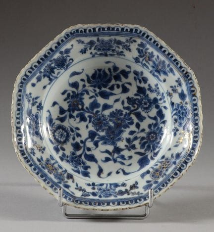 CHINE
Coupe octogonale en porcelaine bleu blanc et