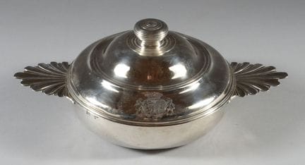 Ecuelle couverte en argent, à décor de filets sur 