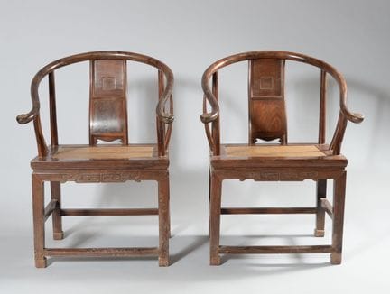 CHINE
Paire de fauteuils en bois, le dossier à ban