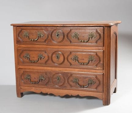 Molded fruitwood chest of drawers with three drawe
