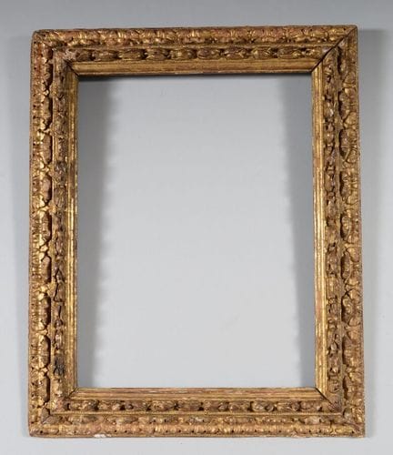 Cadre en bois doré sculpté de feuillages.
Début XV