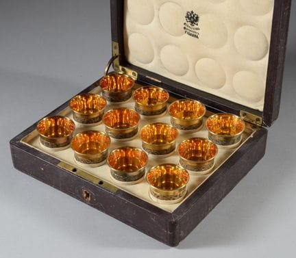 Service à liqueur en vermeil à décor niellé de cor