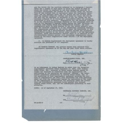 Document de tournage signé par Audrey Hepburn pour