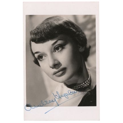 Photographie signée d'Audrey Hepburn – Pose ancien
