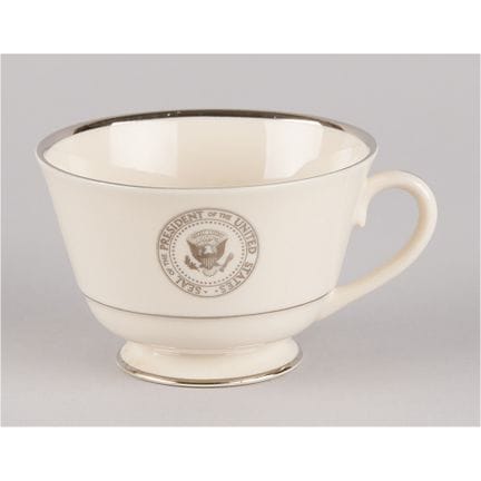 林登·B·约翰逊和理查德·尼克松时期的白宫茶杯
这款白宫瓷杯出自林登·B·约翰逊和理查德·尼克松执政