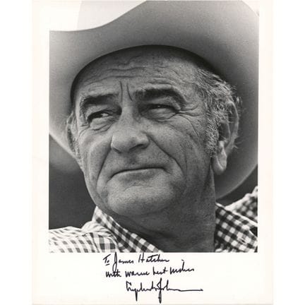 林登·B·约翰逊亲笔签名照片
这张半光面7.75×10英寸的银盐照片为林登·B·约翰逊的特写，他身着