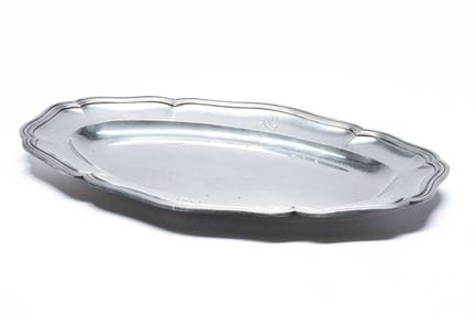 Oval dish in 950-th silver with a rim outlined by 