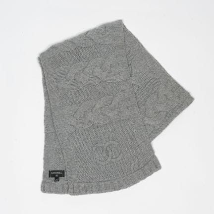 CHANEL. 
Light gray merino wool and cashmere chunk