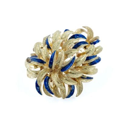 18k yellow gold (750) brooch featuring a lush Amat