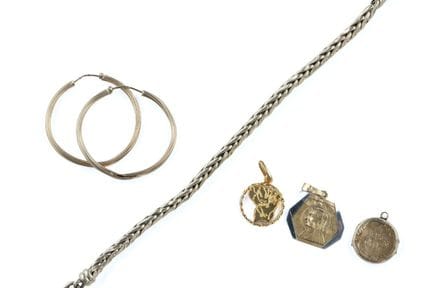 18k yellow gold (750) set consisting of:
- a pair 
