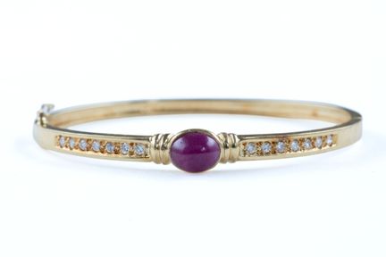 18k yellow gold (750) hinged bangle featuring an o