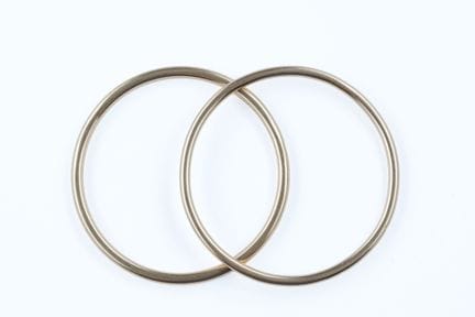 Zwei schlichte Ringe aus 18 Karat Gelbgold (750 Ta