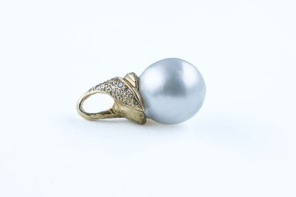 An 18k yellow gold (750) pendant featuring a large