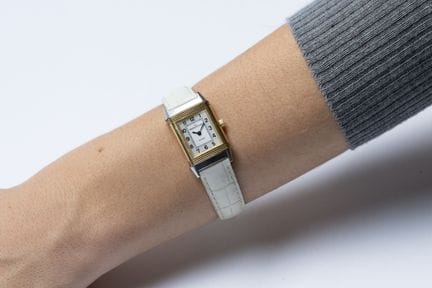 积家。
“Reverso”系列女士腕表，采用精钢与18K黄金（750千分之一）材质，表盘为珍珠白珐琅
