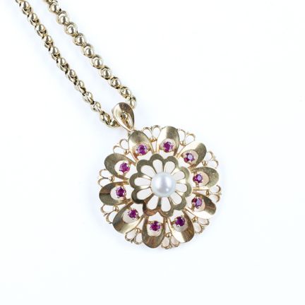 An 18k yellow gold (750) necklace featuring a radi